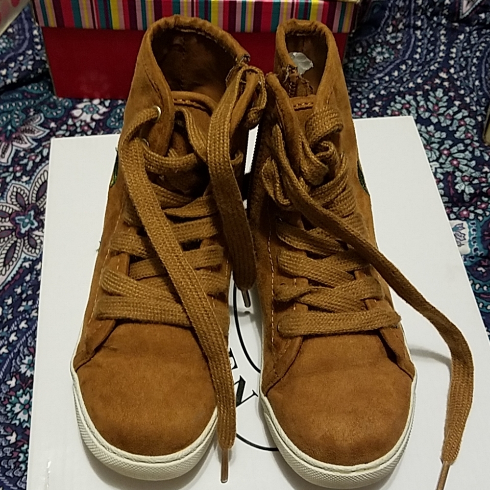 GIRL'S TAN SNEAKERS